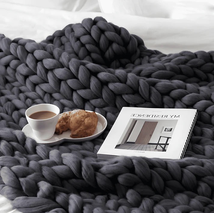 ACME ESSENTIALS™ -  KNITTED COMFORT BLANKET